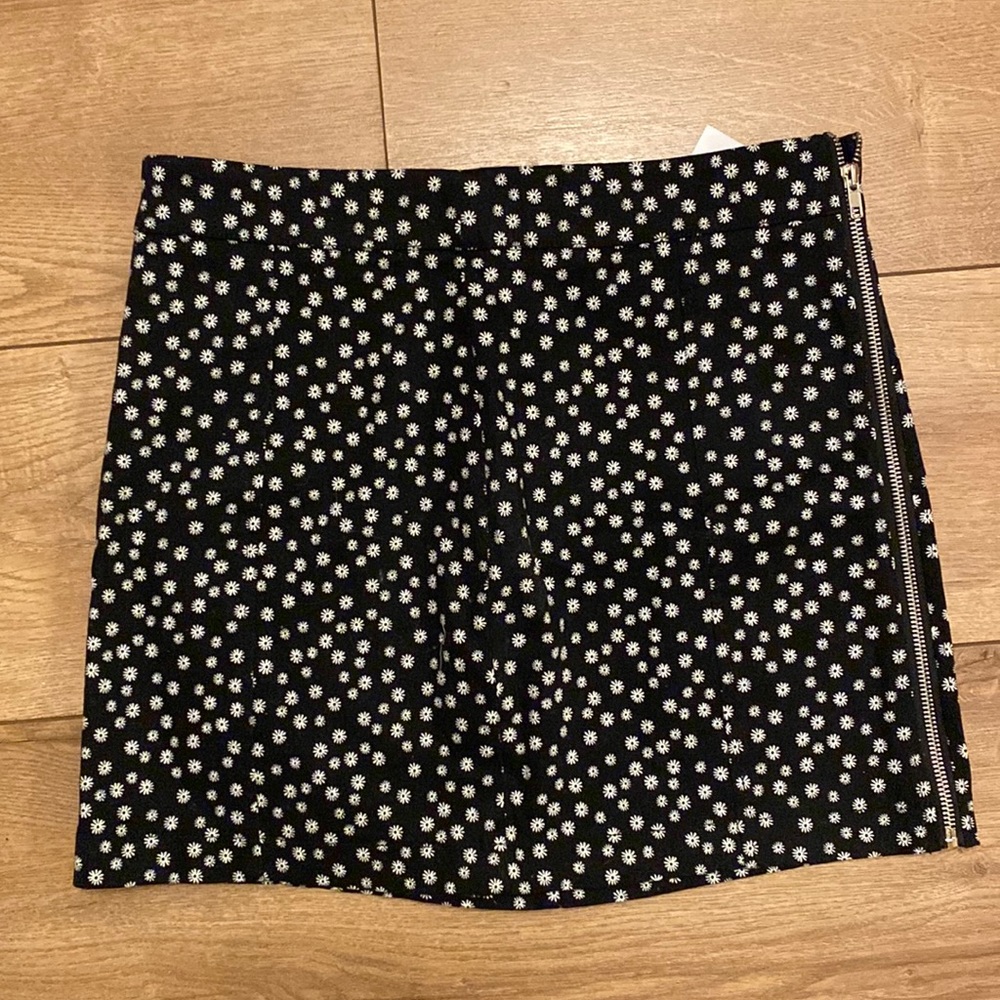 Forever 21 Black Short Skirt With Daisy Print Zip Closure Size‎ Large L New!!